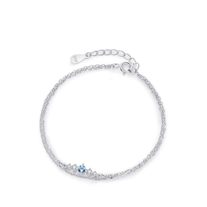 Élégant bracelet double couche en argent S925 avec zircons bleus et blancs sur fond blanc