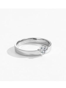 Close-up of a minimalist S925 silver ring featuring a brilliant round-cut zircon stone