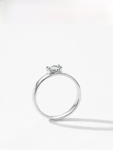 Vista macro di un anello in argento 925 con zircone scintillante e montatura a quattro griffe