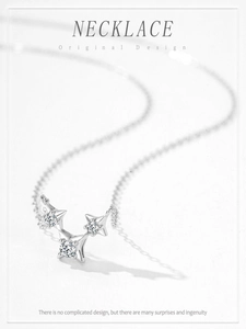 Détail macro du collier en argent fin S925 avec pendentif étoile et zircones brillants