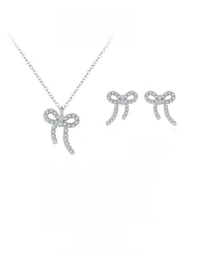 Détail macro de l'ensemble de bijoux nœud en argent S925 avec des pierres micro-pavées