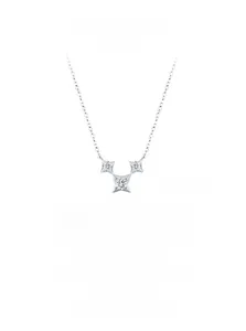 Détail des pendentifs étoiles en argent S925 sertis de pierres de zircone cubique claires