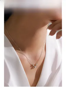 Gros plan du collier avec pendentif étoile en argent sterling S925 porté par le mannequin