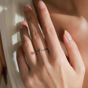 Élégante bague en argent S925 avec diamant à six griffes sur un doigt de femme