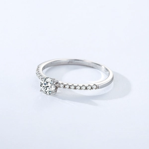 Elegante anello in argento 925 con diamante centrale rotondo e pavé di pietre laterali