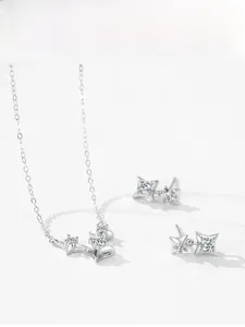 Gros plan sur collier pendentif étoile en argent S925 et boucles d'oreilles assorties
