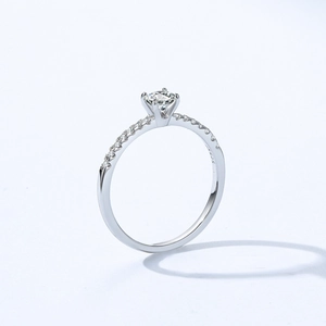 Elegante anello in argento sterling S925 con solitario a quattro griffe e pietre laterali