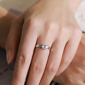 Minimalist S925 sterling silver geometric ring featuring an oval-cut solitaire stone