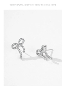 Détails macro des boucles d'oreilles nœud en argent S925 serties de zircons brillants