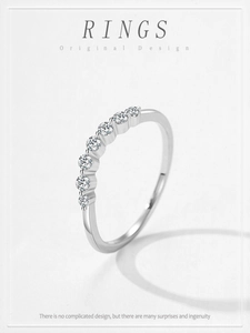 Détail de la bague sourire en argent S925 ornée de sept cristaux scintillants