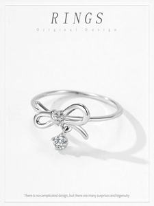 Détail de la bague nœud en argent S925 avec zircons pavés et cristal suspendu