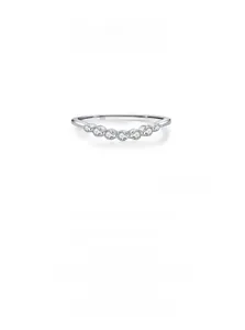 Gros plan d'une bague en argent S925 avec ligne de diamants courbée et poinçon