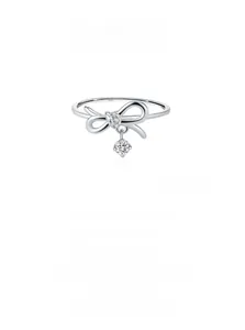 Détail de la bague nœud en argent sterling S925 avec zircons scintillants et poinçon S925