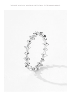 Dettaglio dell'anello a stella in argento con zirconi brillanti dal design minimalista