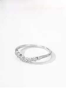 Détail de la bague sourire en argent S925 avec sept zircons ronds de tailles dégradées