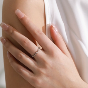 Anello stella minimalista in argento S925 con zirconi incastonati su mano donna