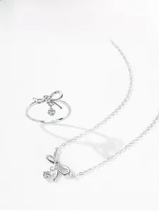 Détail d'une parure en argent 925 avec nœud, collier en zircon et bague assortie