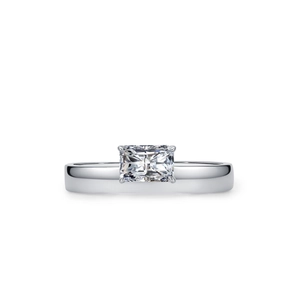 S925 Sterling Silberring mit Smaragdschliff-Zirkon in klassischer Vier-Krallen-Fassung