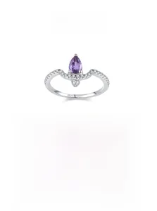 Détail du poinçon S925 sur une bague en argent en V avec une pierre violette poire