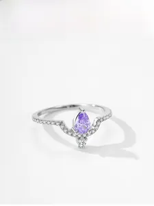 Vue détaillée de la bague en pierre violette en forme de poire avec anneau en V argenté