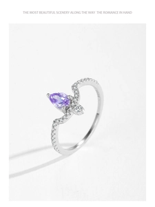 Vue macro d'une bague en argent S925 en V avec détail d'améthyste violette poire
