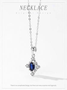 Gros plan du pendentif en argent orné d'un saphir bleu ovale et de diamants
