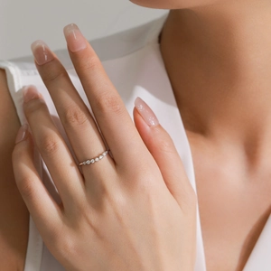 Bague élégante en argent sterling S925 avec ligne de sourire en diamants étincelants