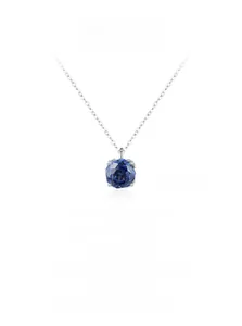 Détail macro du collier en argent S925 avec pendentif en zircon bleu taille rose
