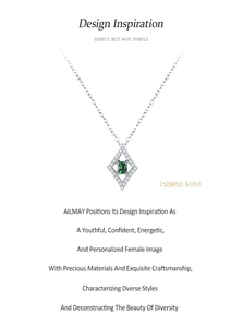 Détail macro du collier en argent avec pendentif zircon émeraude et cadre losange pavé