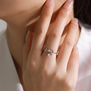 Bague noeud en argent S925 avec pendentif en oxyde de zirconium porté par mannequin
