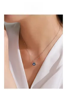 Détail du collier élégant en argent S925 avec pendentif bleu foncé taille rose sur modèle