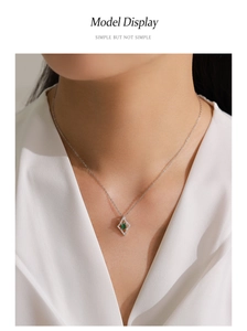 Gros plan du collier en argent S925 avec pendentif zircon émeraude sur le cou du mannequin