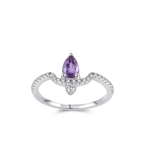 Bague en Argent Sterling 925 avec Zirconia Violet en Goutte d'Eau Design Élégant en V Incrusté Bijoux de Mode pour Femme