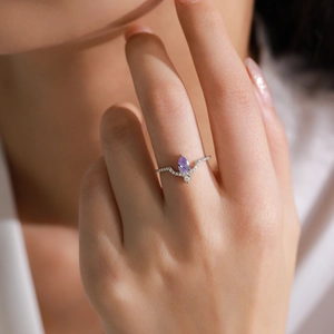 Bague élégante en argent S925 en forme de V avec améthyste poire sur un doigt féminin