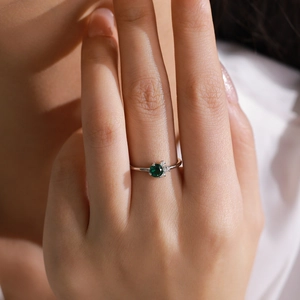 Elegant S925 sterling silver ring with round emerald gemstone and accent side diamonds