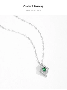 Détail du pendentif losange en argent S925 avec zircon émeraude et cristaux brillants