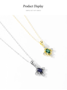 Détails macro de colliers vintage en argent S925 avec pendentifs saphir et émeraude