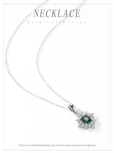 Détail macro du collier en argent S925 avec pendentif flocon en zircon émeraude