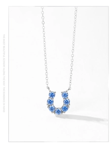 Détail du pendentif fer à cheval en argent avec sept zircons bleus étincelants
