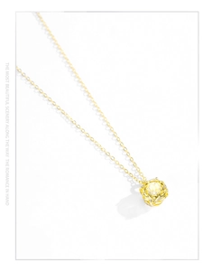 Détail du collier en argent S925 avec pendentif en pierre précieuse jaune facettée