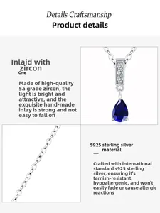 Dettaglio macro della collana in argento S925 con ciondolo in zircone blu taglio a pera