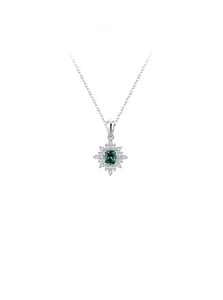 Détail du collier en argent S925 avec pierre émeraude et pendentif motif flocon de neige