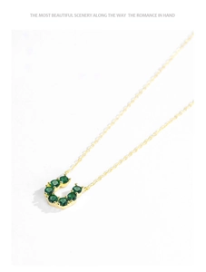 Détail du collier fer à cheval avec cristaux vert émeraude sur argent S925 plaqué or