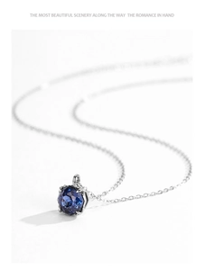 Gros plan d'un collier en argent S925 avec une pierre bleue taille rose et six griffes