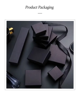 Vue détaillée de coffrets cadeaux bijoux noirs mats avec rubans satinés et emballage élégant