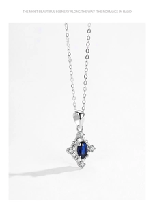 Détail d'un collier vintage en argent S925 avec pendentif saphir bleu de forme ovale
