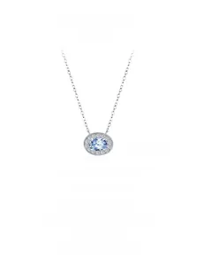 Détail macro du pendentif ovale en pierre bleu clair avec halo de zircons blancs