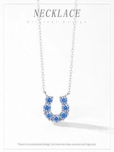 Dettaglio collana in argento S925 con ciondolo a U e 7 zirconi blu incastonati