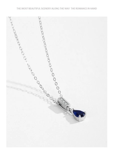Dettaglio macro della collana a goccia in argento con gemma blu e micro diamanti