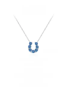Dettaglio della collana ferro di cavallo in argento S925 con sette zirconi blu